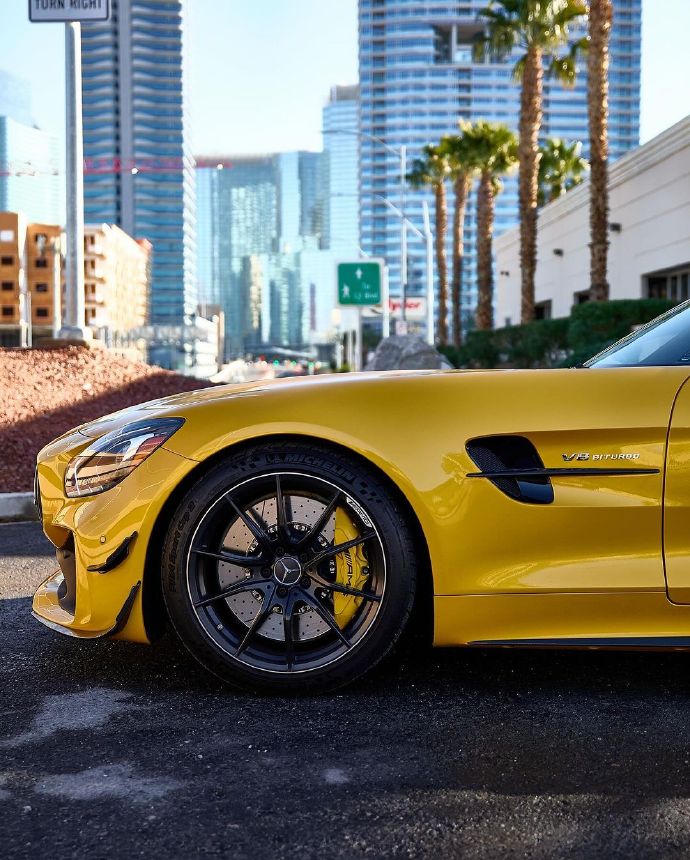 梅赛德斯·奔驰AMG GT R
