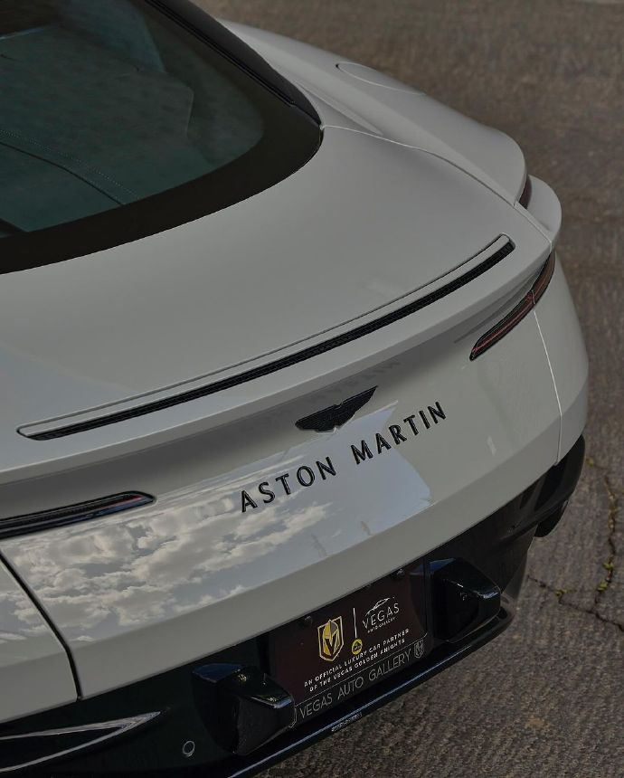 Aston Martin DB12